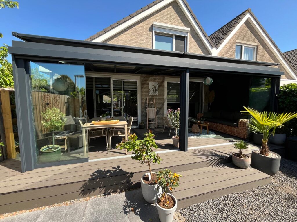 Aluminium veranda op maat in Apeldoorn met glazen schuifwanden